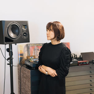 【ユーザーストーリー】Oshima Pros代表/大島亜季子インタビュー「床材×音楽×ADAM Audio -カーペット輸入販売店が良質な音響空間にこだわる理由」