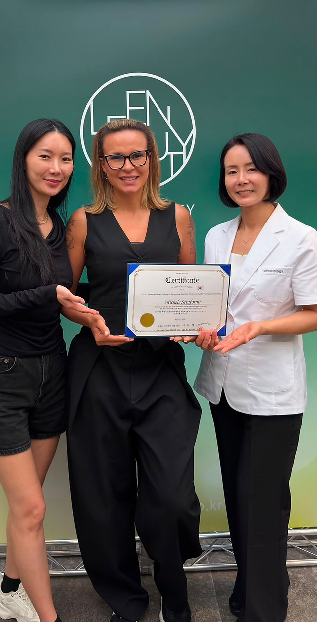 Tres profesionales de estética con certificado de formación internacional en Lash LED