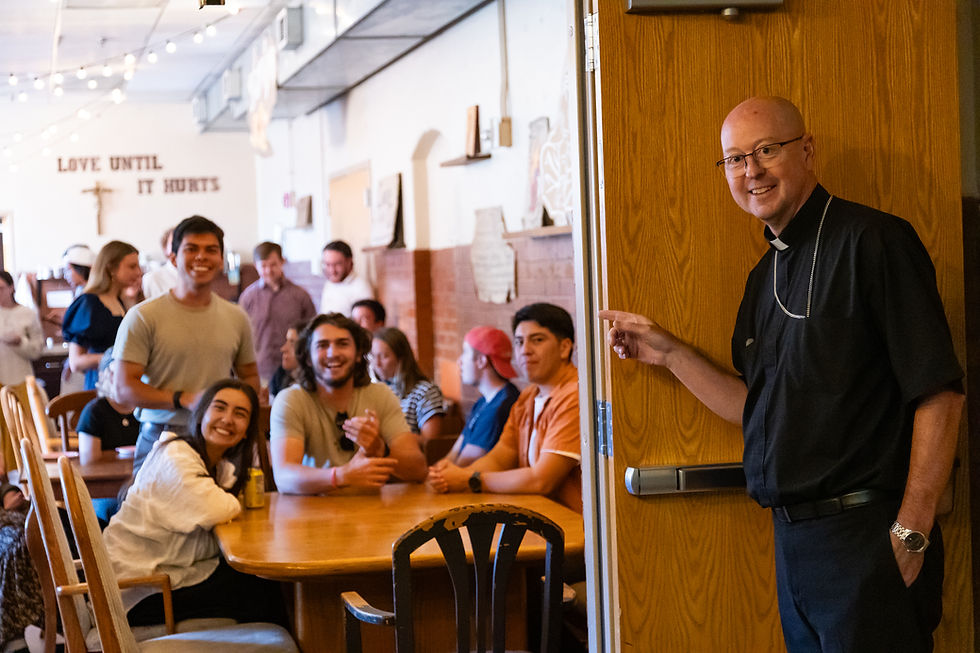 El arzobispo James Golka visitó por primera vez la sede de Christ in the City en Denver desde que asumió como arzobispo de Denver. Este apostolado local sirve a los pobres y a las personas sin hogar. (Foto de André Escaleira, Jr./El Pueblo Católico)