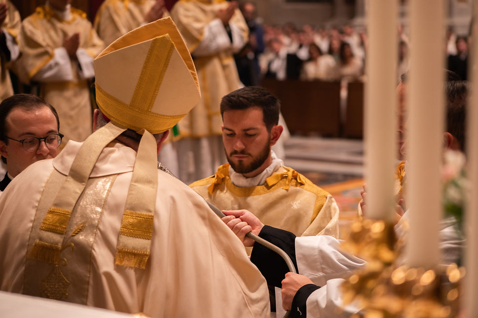 El obispo Robert Barron entrega el Libro de los Evangelios al recién ordenado diácono Carl Berner. (Foto cortesía del Pontificio Colegio Norteamericano)