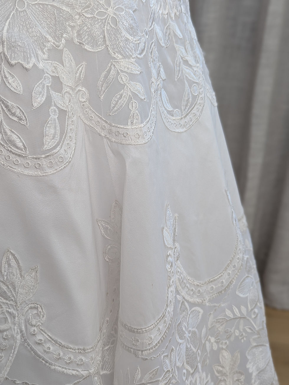 Thumbnail: Elegant Lace A-Line Bridal Gown - Size 6 | Vintage & Bohemian-Inspired