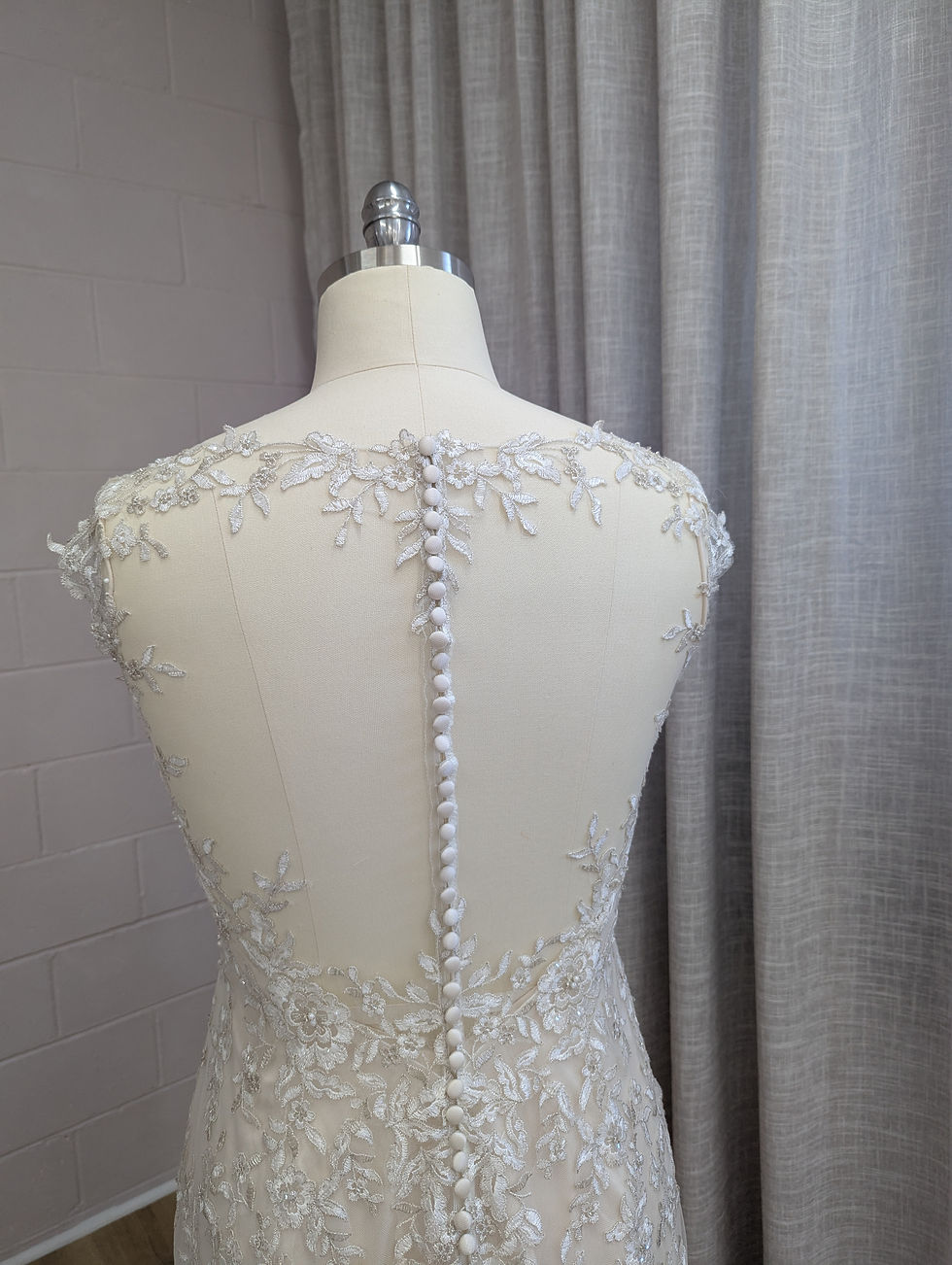 Thumbnail: Delicate Lace A-Line Bridal Gown - Size 16 | Vintage & Bohemian Elegance