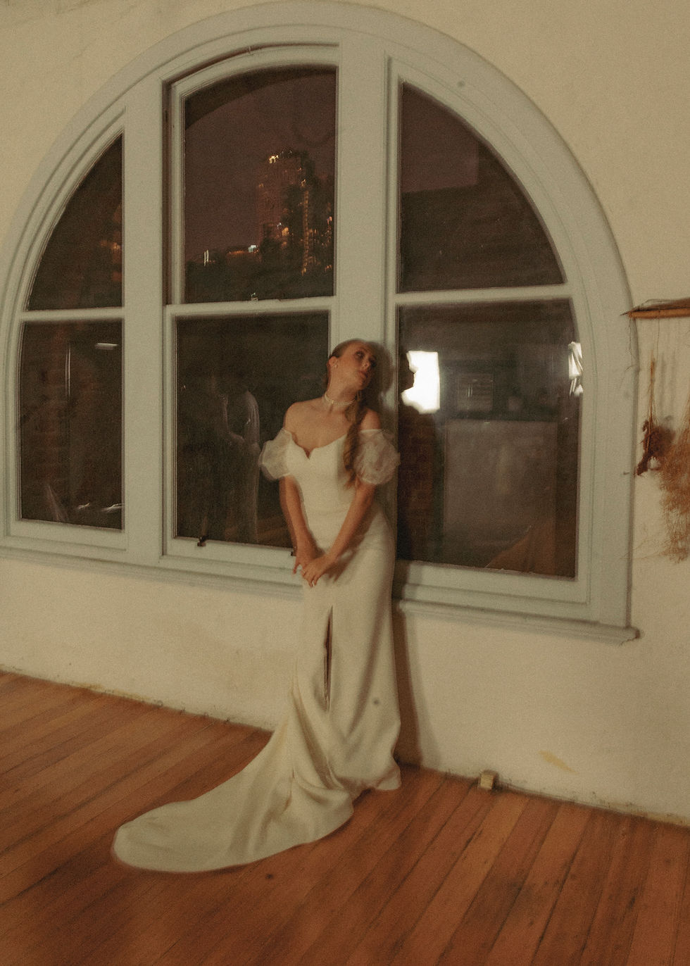 Miniatura: Jennifer Bowden Designs, Jessica crepe gown with off shoulder puff sleeve