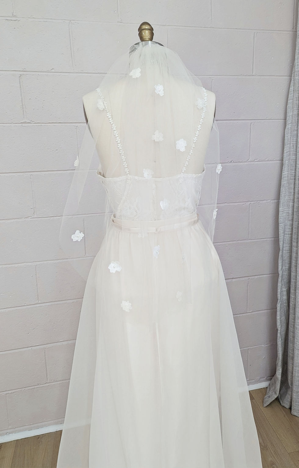 Thumbnail: LMT Single tier, Pearl Daisy veil, Ivory, 74cm, silver comb