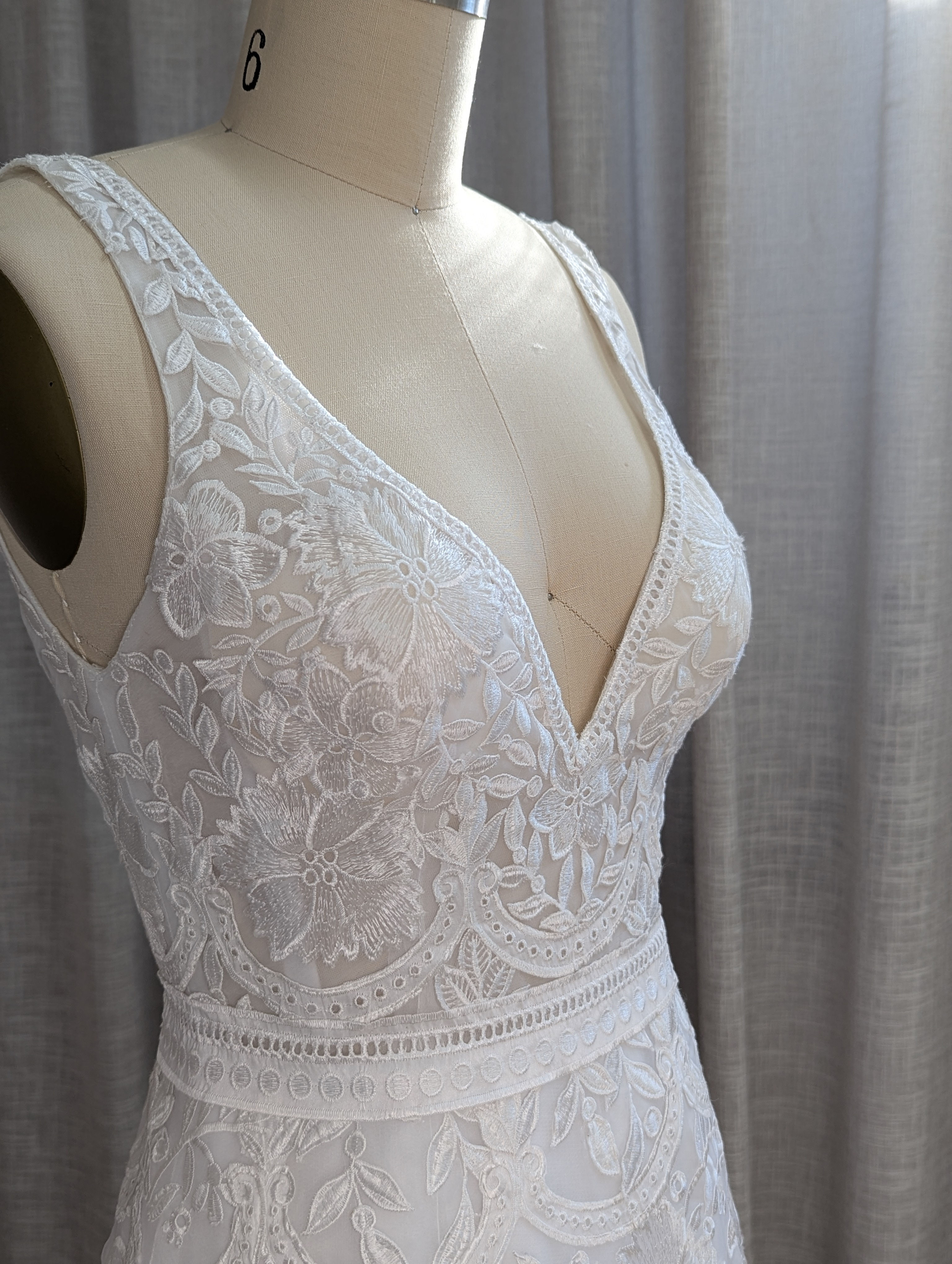 Elegant Lace A-Line Bridal Gown - Size 6 | Vintage & Bohemian-Inspired