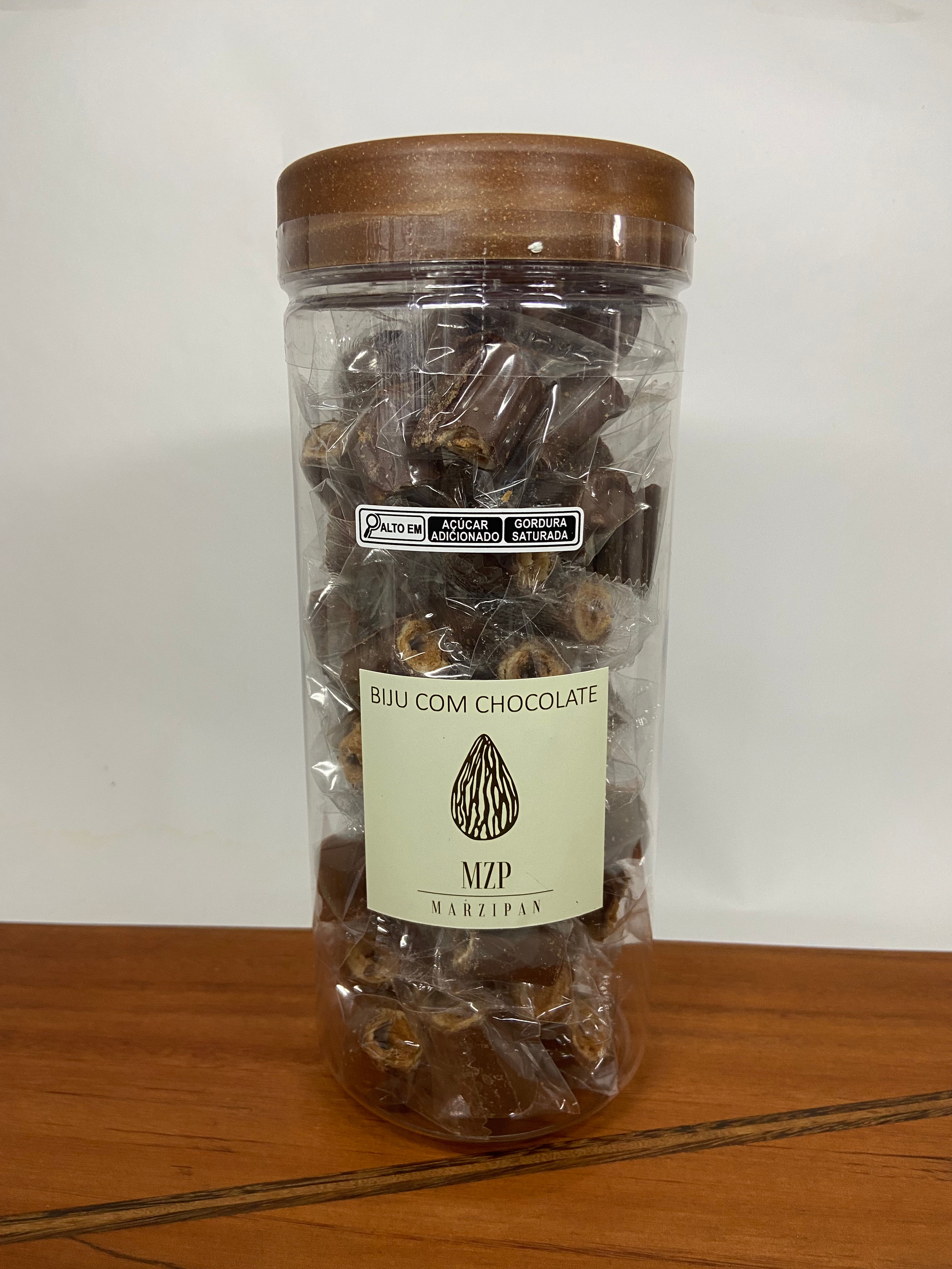 Biju c/ chocolate ao leite , embalados individualmente. Pote 250gr