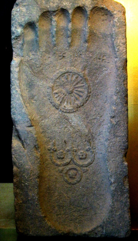 Pés com simbolo do dharma - foto: Wikipedia