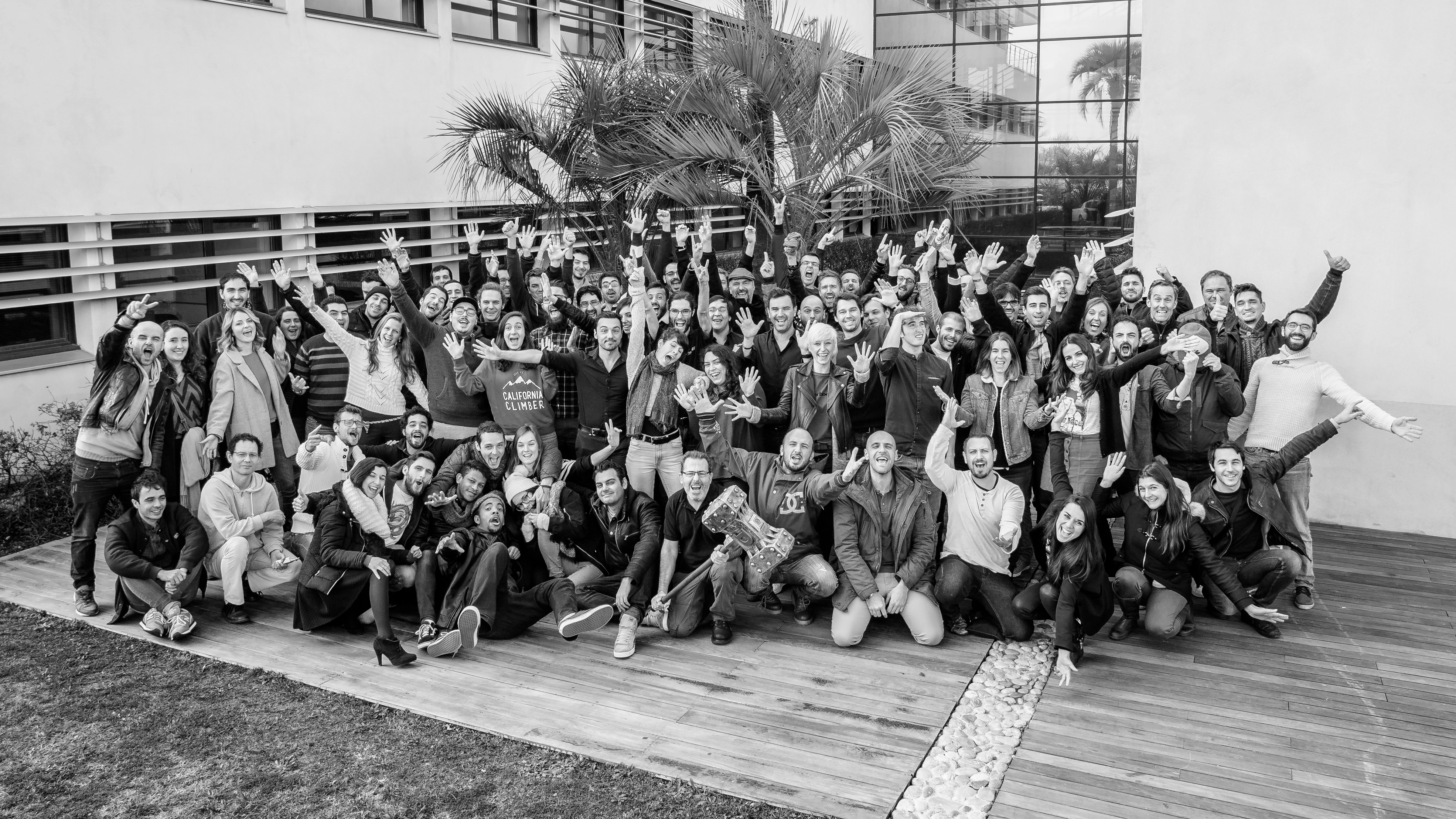 team photo noir et blanc black and white groupe dwarf animation studio collegues