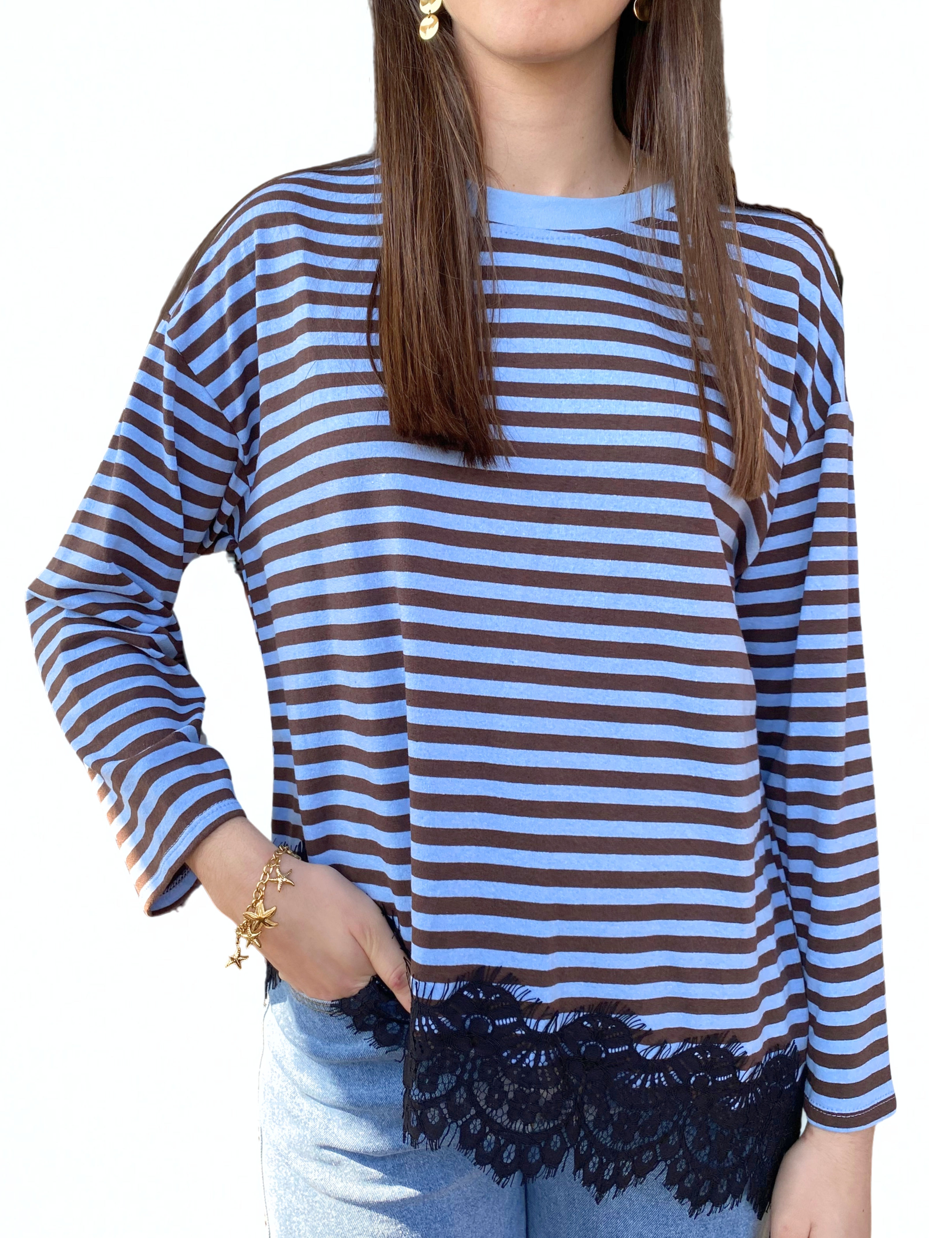 Dessuadora de ratlles blaves i marrons amb baix asimètric de llenceria