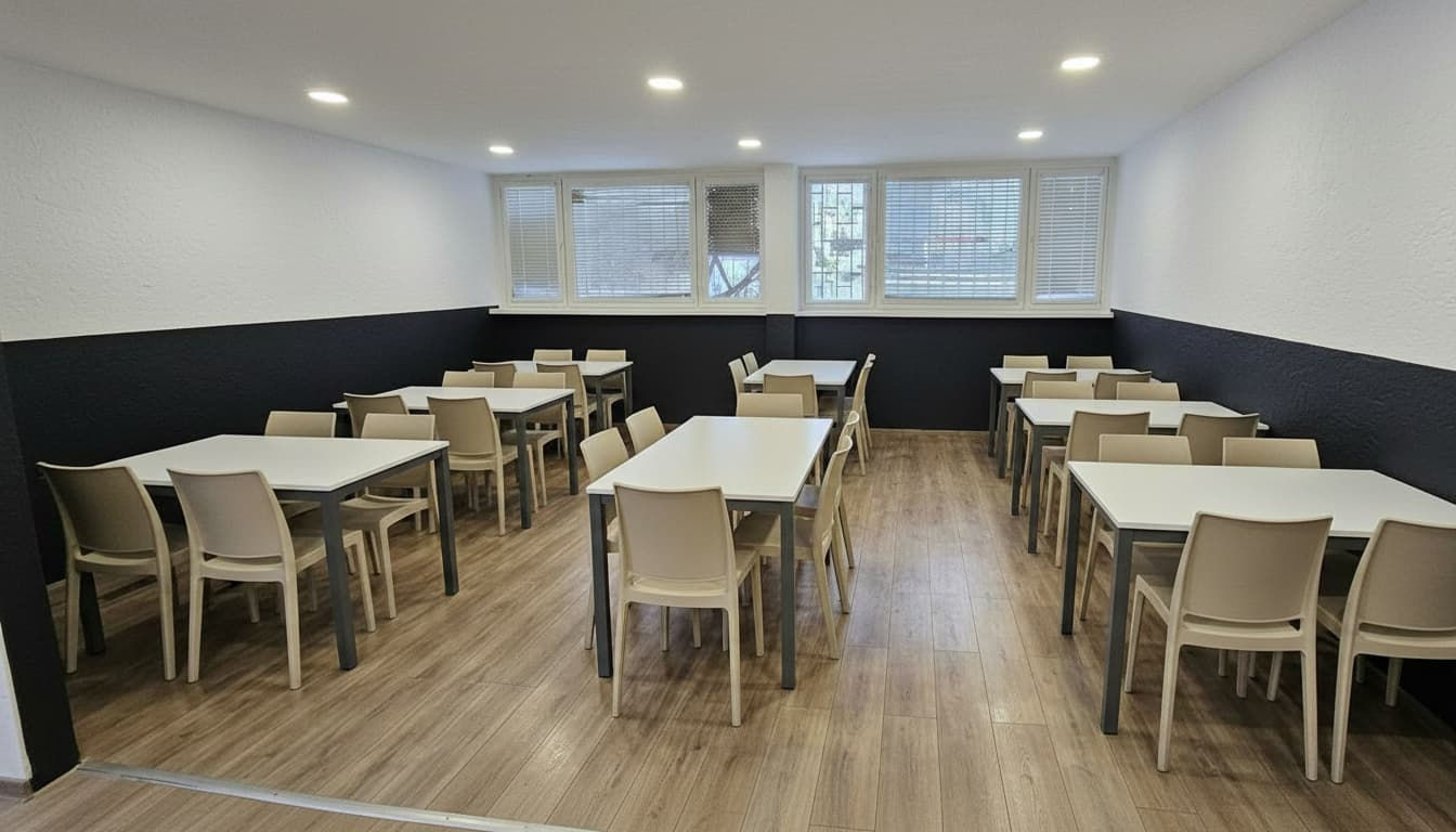 Comedor en el alojamiento Stay4Workers en Belgrado.