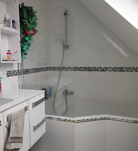 Salle de bain avec baignoire asymétrique trégastel