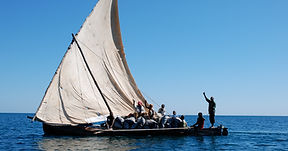 Du nord ouest vars Majunga les pirogues ramènes du charbon mai 2009.jpg