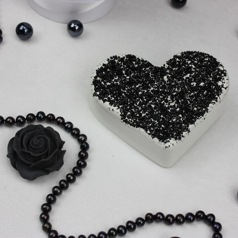 Miniaturbild: Herz White mit Schwarzem Kies