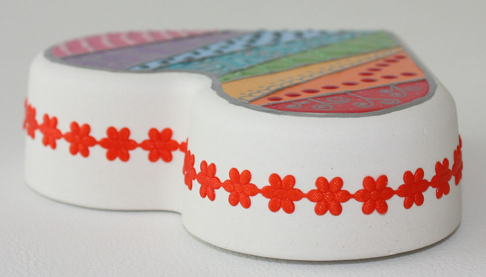 Miniaturbild: Herzen aus Gips bunt mit Blumenkordel