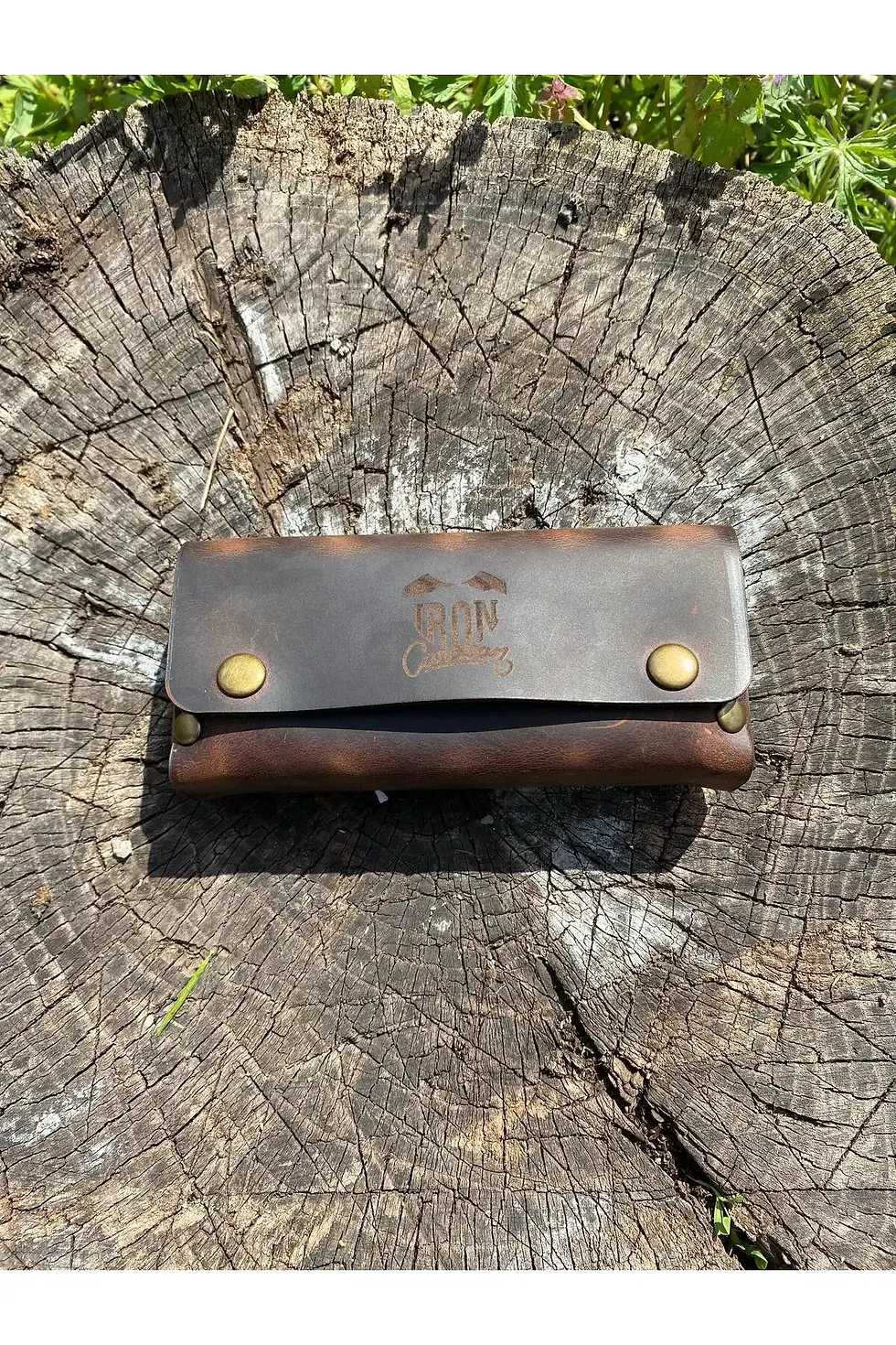 Deri kamp baharatlık seti – 5 cam kavanozlu, kahverengi crazy deriden yapılmış şık ve taşınabilir tasarım.