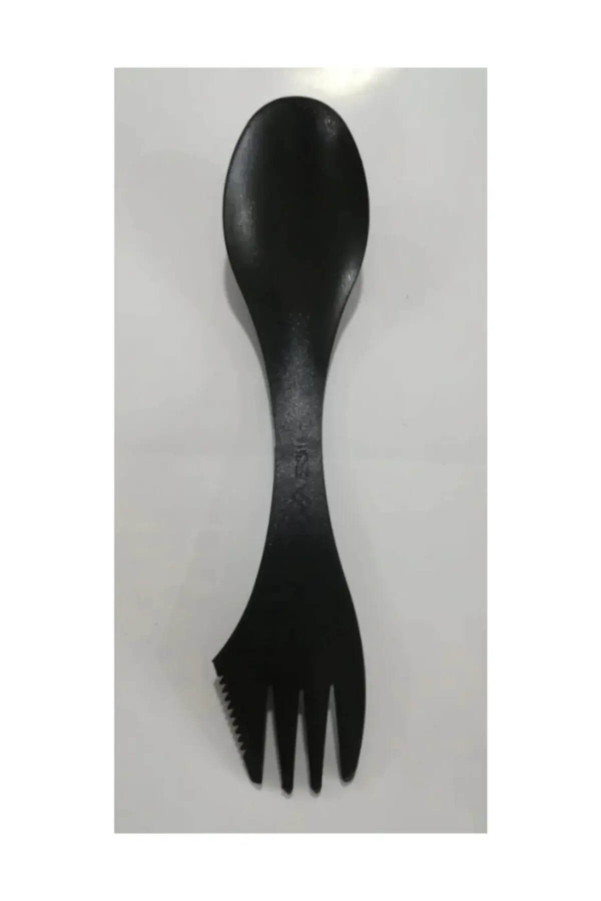 Kamp için tasarlanmış gri renkli kaşık-çatal kombinasyonu kumanya kaşığı görseli.