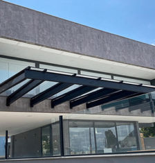 Fachada com deck e pergolado metálico, Casa TL, litoral SC