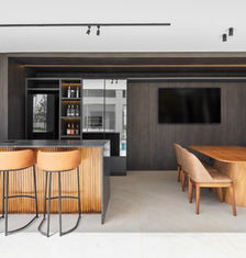 Bar com mesa de jantar da Casa EG, ambiente aconchegante com iluminação indireta - Alphaville, Brasília, DF.
