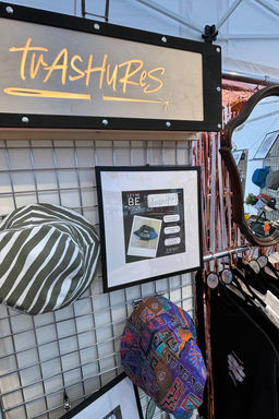 trashures Leuchtreklame von VectoriX auf Breminale 2024