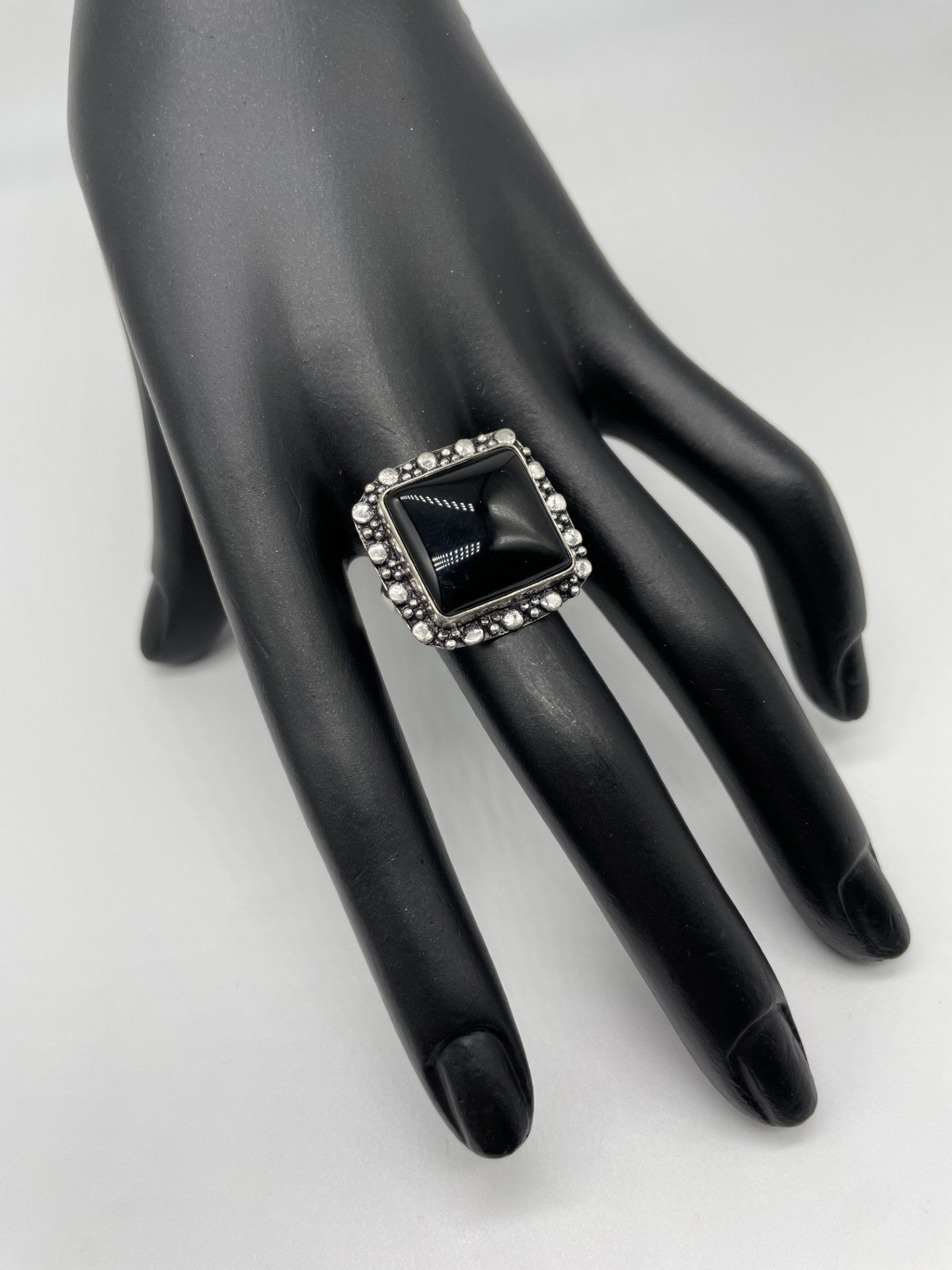 Square design in black perfect to accessorise any outfit!