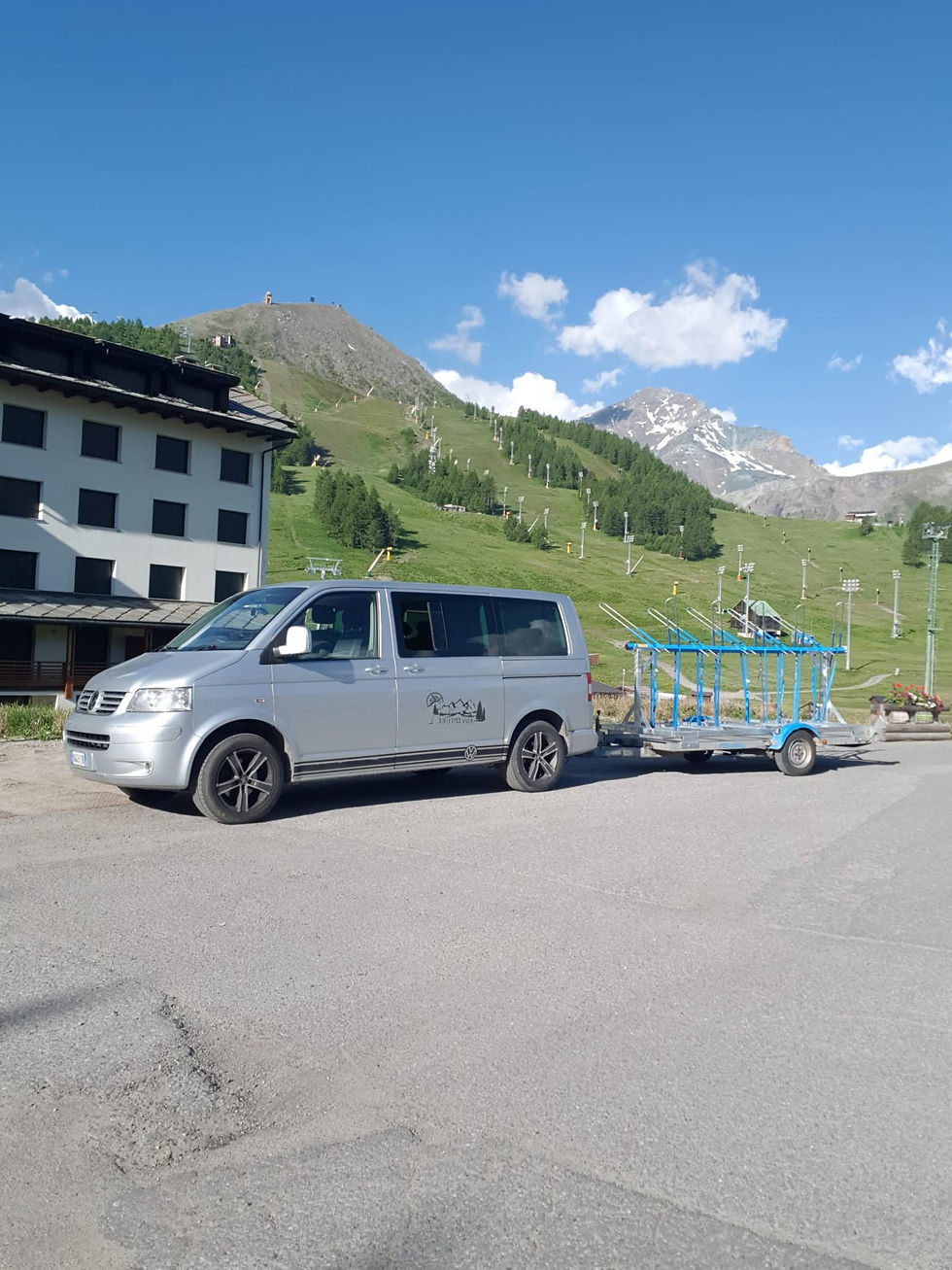 Cartello Ice Line Private Shuttle alla fermata di Oulx per la navetta Oulx Bardonecchia Pian del Colle Névache