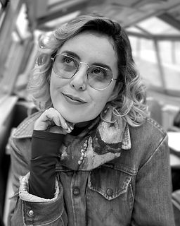 NEW PROFILE PIC_Dee pic Canal boat tour.