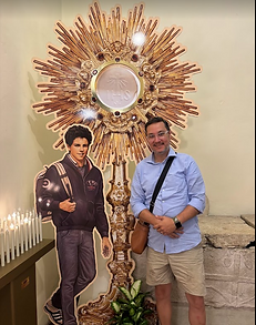 Foto con Carlo Acutis en Assissi, Italia junto a su tumba.
