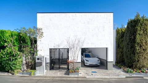 外には閉じて内には開く開放感のあるアウトドアリビングの洗練された家