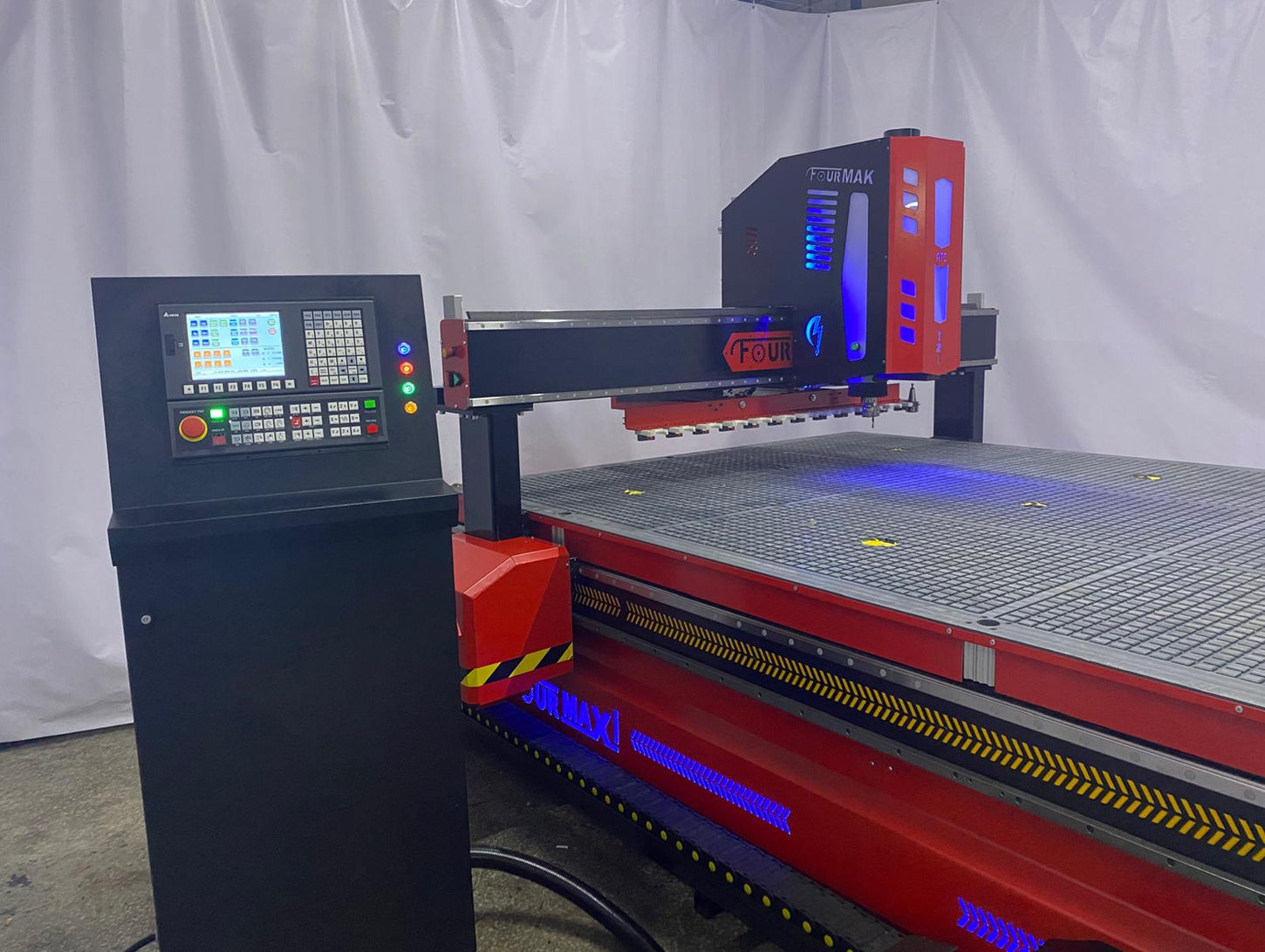 Seri üretim için geliştirilen FOURMAK otomatik takım değiştirmeli CNC Router