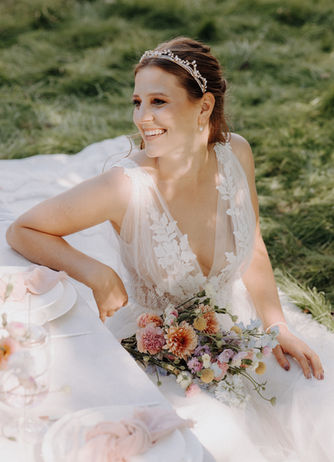 Frühlingsbraut in lockeren Brautkleid mit schönem Brautstyling