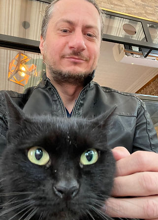 Apasionado por los viajes y la fotografía, Alexandru Ilea ha explorado muchos lugares de Rumanía y de otros países como Cuba, India, Albania y más. Aprendió fotografía de forma autodidacta y también a través de talleres impartidos por fotógrafos a quienes admira y que posteriormente influyeron en su trabajo.
Su primer “viaje” a Cuba fue imaginario, cuando escuchó por primera vez la música del grupo cubano Buena Vista Social Club. Más tarde descubrió las fotografías de David Alan Harvey, Alex Webb y Nikos Economopoulos sobre este país, que lo inspiraron a ver con sus propios ojos a la gente y el espíritu único de Cuba.
Buscó recorrer tantos barrios de La Habana y de otras ciudades cubanas como le fuera posible. Durante sus largos paseos evitaba ir en busca de escenas o temas concretos y, en cambio, se dejaba guiar por el momento presente: los gritos de los niños jugando en las calles, la música festiva que invitaba a cualquiera a unirse y los rayos de sol que conducían sus pasos por las callejuelas.
Las fotografías capturadas durante sus viajes a Cuba se han publicado ahora en un libro que reúne momentos de la vida cotidiana, la energía vibrante de las calles y el alma del país vista a través de su objetivo.