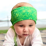 Child wearing device retention headband