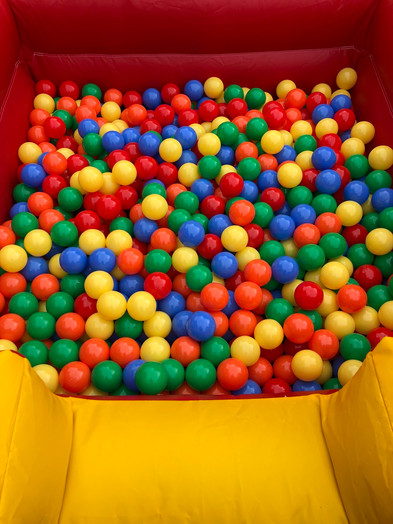 Multi Colour Ball Pool With Air Jugglers