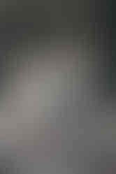 Pflegekraft begleitet Seniorin mit Gehhilfe auf einem Spaziergang – Förderung von Mobilität und Aktivität