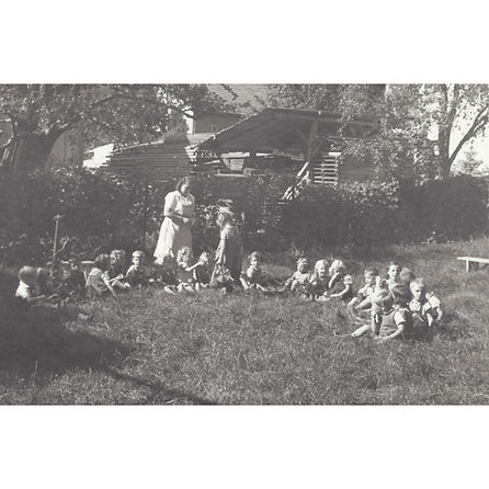 Kindergartenkinder auf Spielwiese