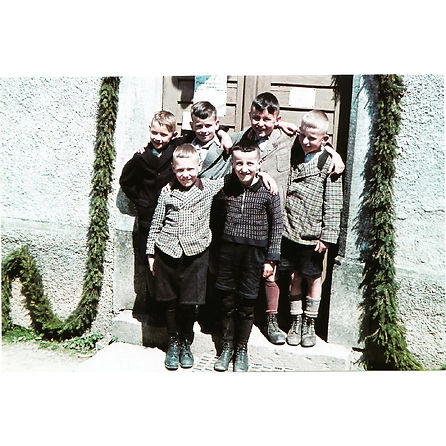 Kommunionskinder Buben 1940 vor Kapelle