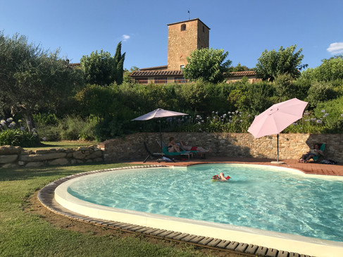 Poolmråde med tornet i bakgrunden