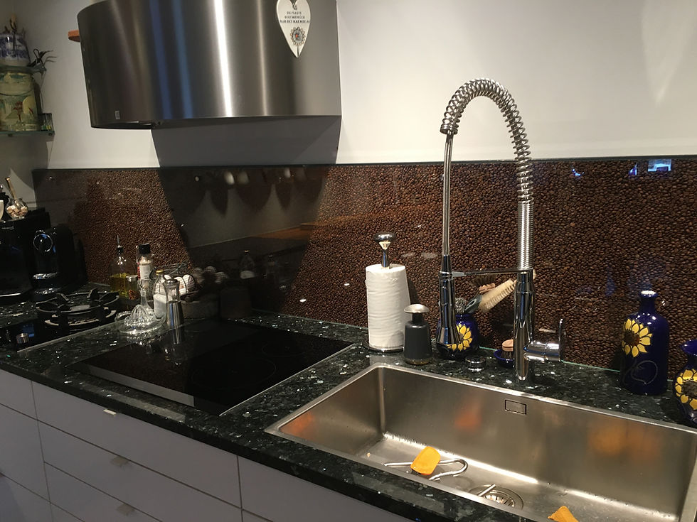 Kaffebønner på baksiden av glasset