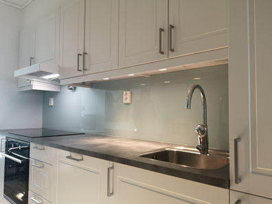 sprutplate i klart glass – moderne kjøkkendesign