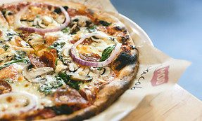 Pizza con funghi Salami e Cipolla