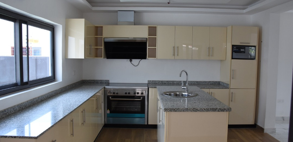 4 Bedrooms House