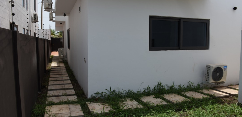 4 Bedrooms House