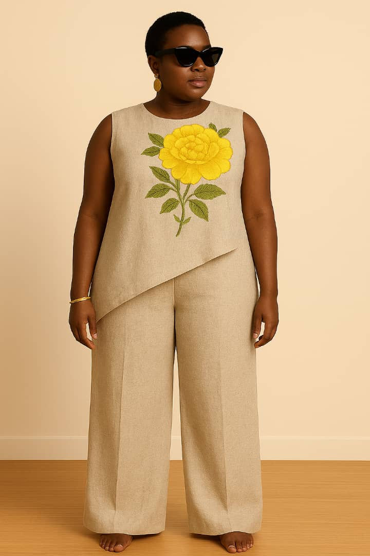 Miniature : Femme portant un ensemble crème avec une fleur jaune brodée. CiaacCulture.net .