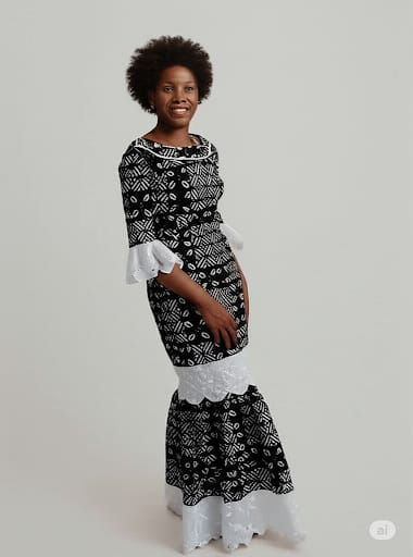 Femme africaine dans une robe noire et blanche, souriante. CiaacCulture.net création