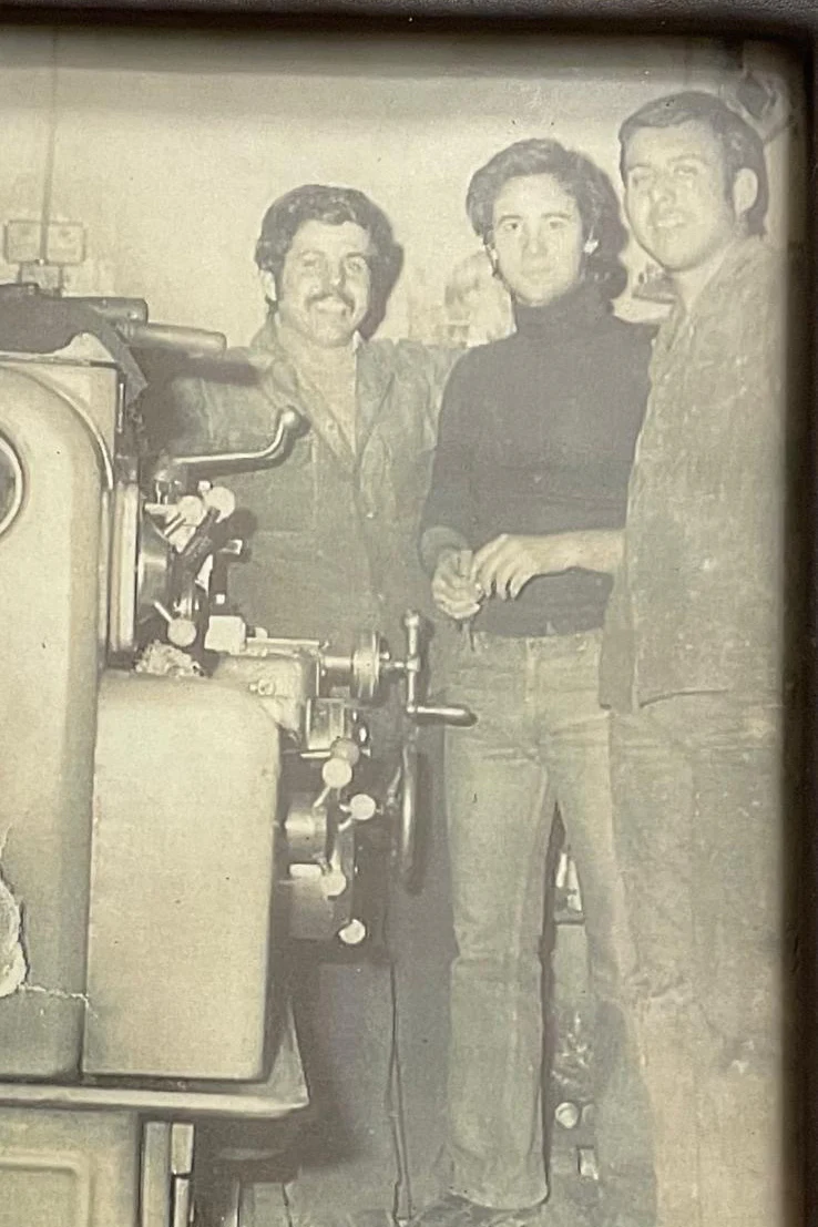 Erol Kulpedin’in Üstün Makina atölyesindeki aile arşivi fotoğrafı