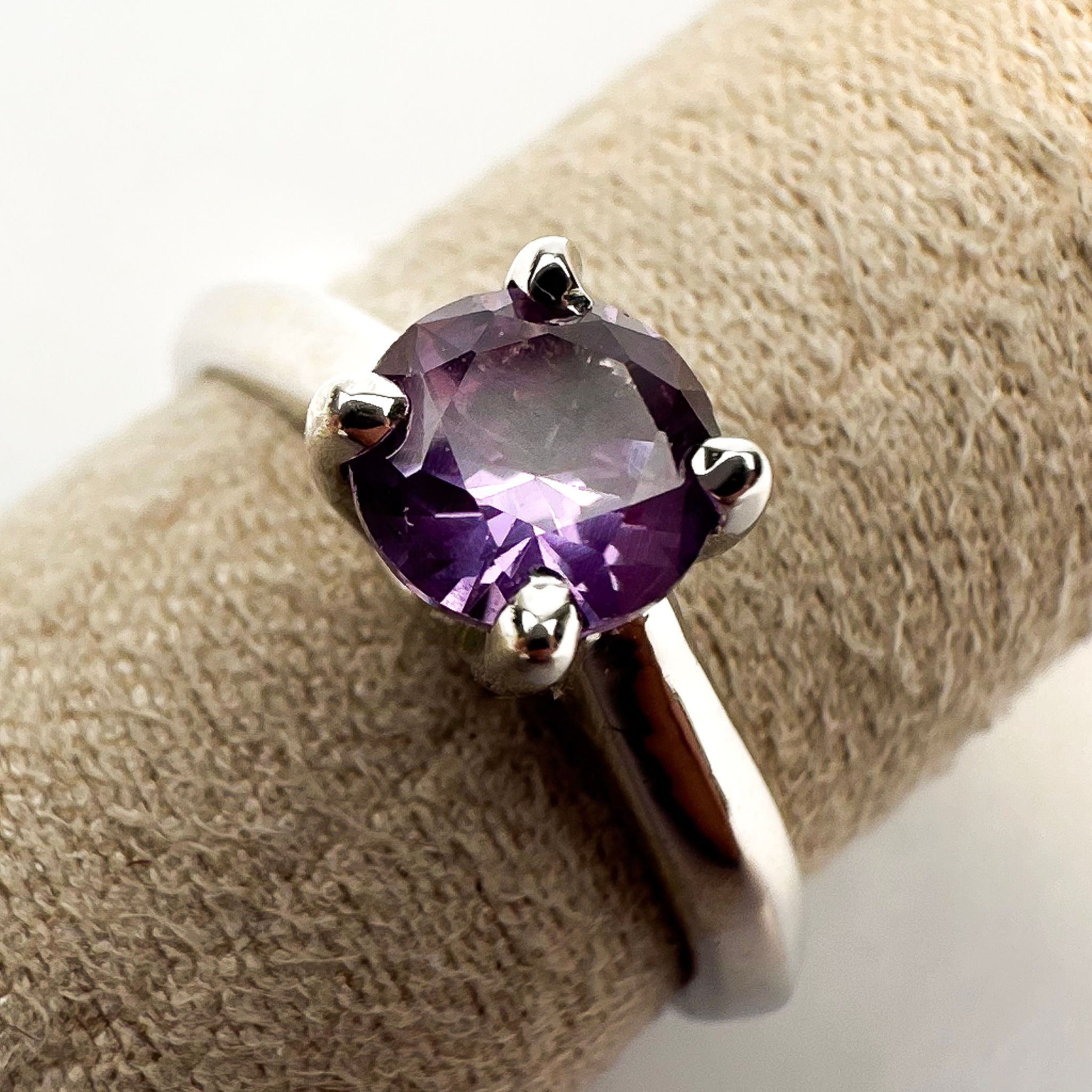 Synthetic alexandrite solitaire