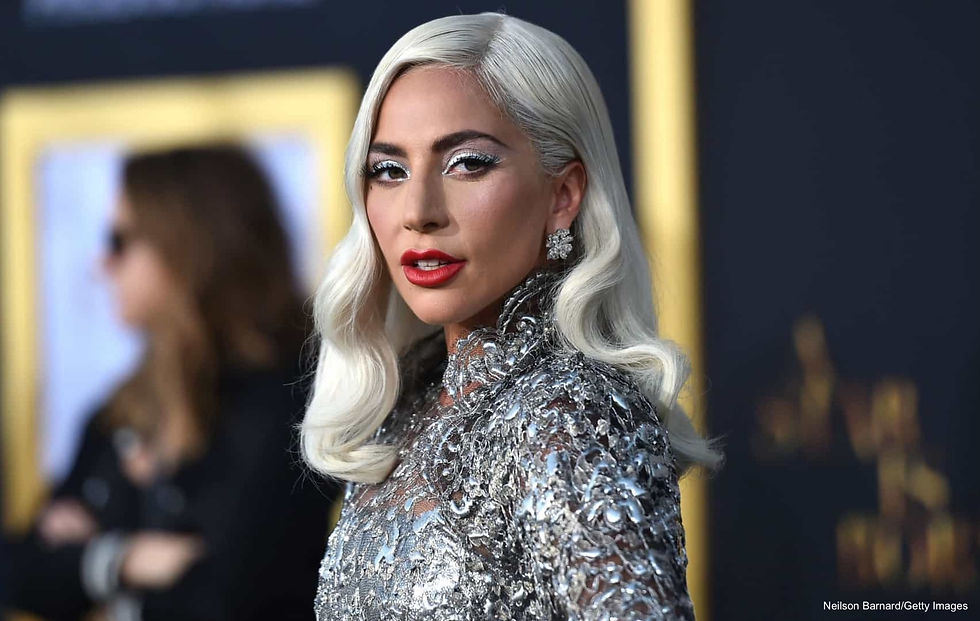 Lady Gaga, é bissexual, e possui, ao lado da mãe, a 'Born This Way Foundation', uma ONG voltada à saúde mental de jovens, incluindo os da comunidade LGBTQIAPN+