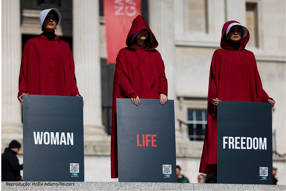 Manifestantes usaram trajes inspirados em O Conto da Aia durante protesto no Dia Internacional da Mulher de 2024, em Londres