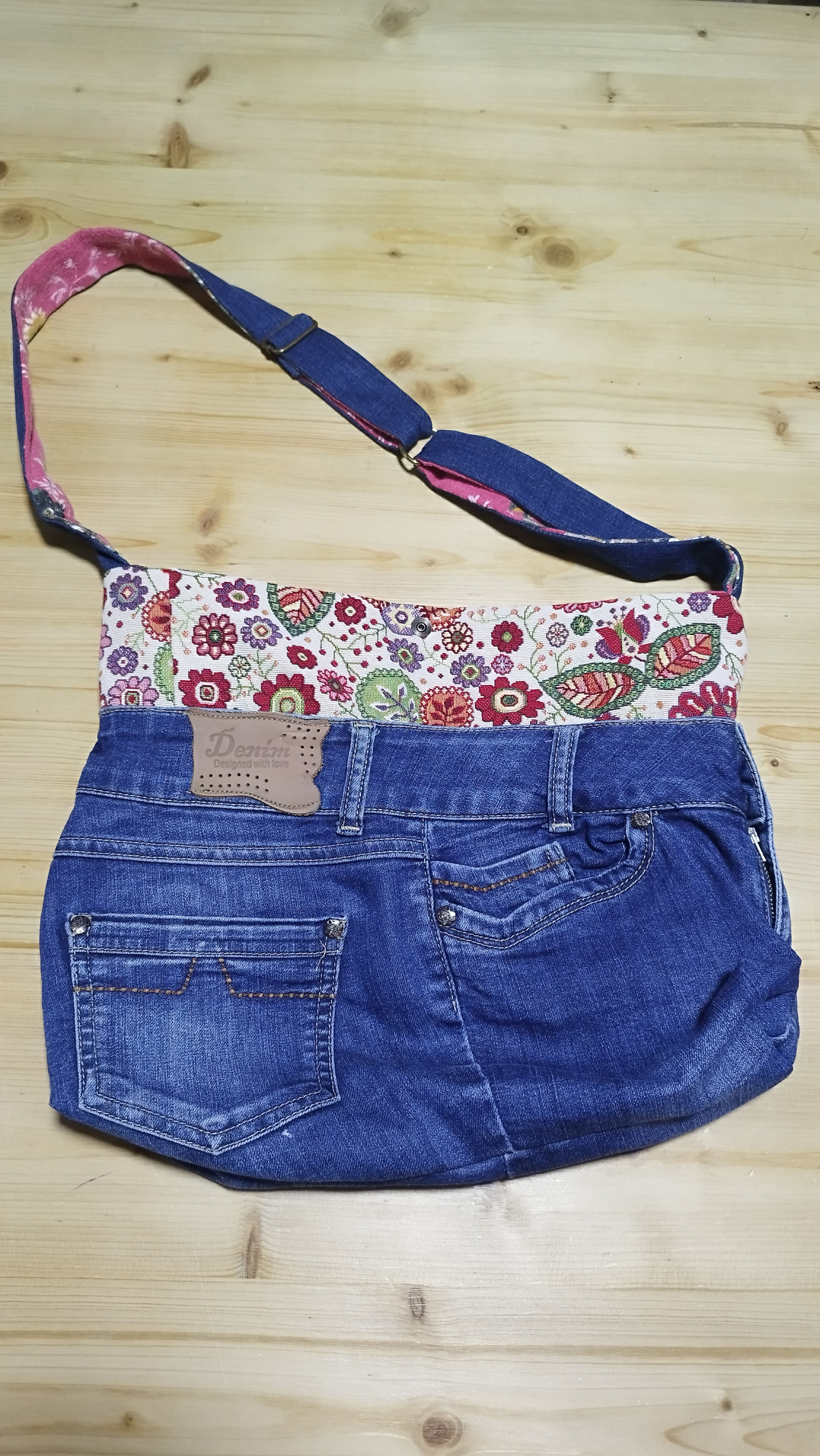Sac en jean bleu et tissu fleuri coloré 
