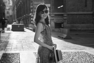 #hoomanmey
#Milano_street_photoshoot
#StreetPortraitMilano
#MilanoPortraitPhotography
#UrbanPortraitsMilano
#MilanoStreetFaces
#CityLifePortraitsMilano
#PeopleOfMilan
#MilanoStreetExpressions
#UrbanLifeMilano
#FacesOfMilan
#MilanoStreetStyle
"La street portrait photography a Milano cattura l'autenticità e l'energia della vita urbana nella città. Immortalando i volti e le espressioni delle persone nelle strade, questa forma d'arte celebra la diversità e la vivacità della metropoli milanese. Ogni ritratto racconta una storia unica, riflettendo l'incrocio di culture, stili di vita e emozioni che caratterizzano Milano come una delle capitali della moda e del design nel mondo."